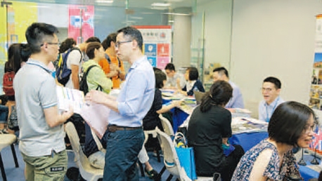 香港教育資訊網資深升學顧問為學生和家長提供全面的升學建議