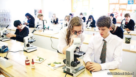 不少英國寄宿學校要求學生修讀科學